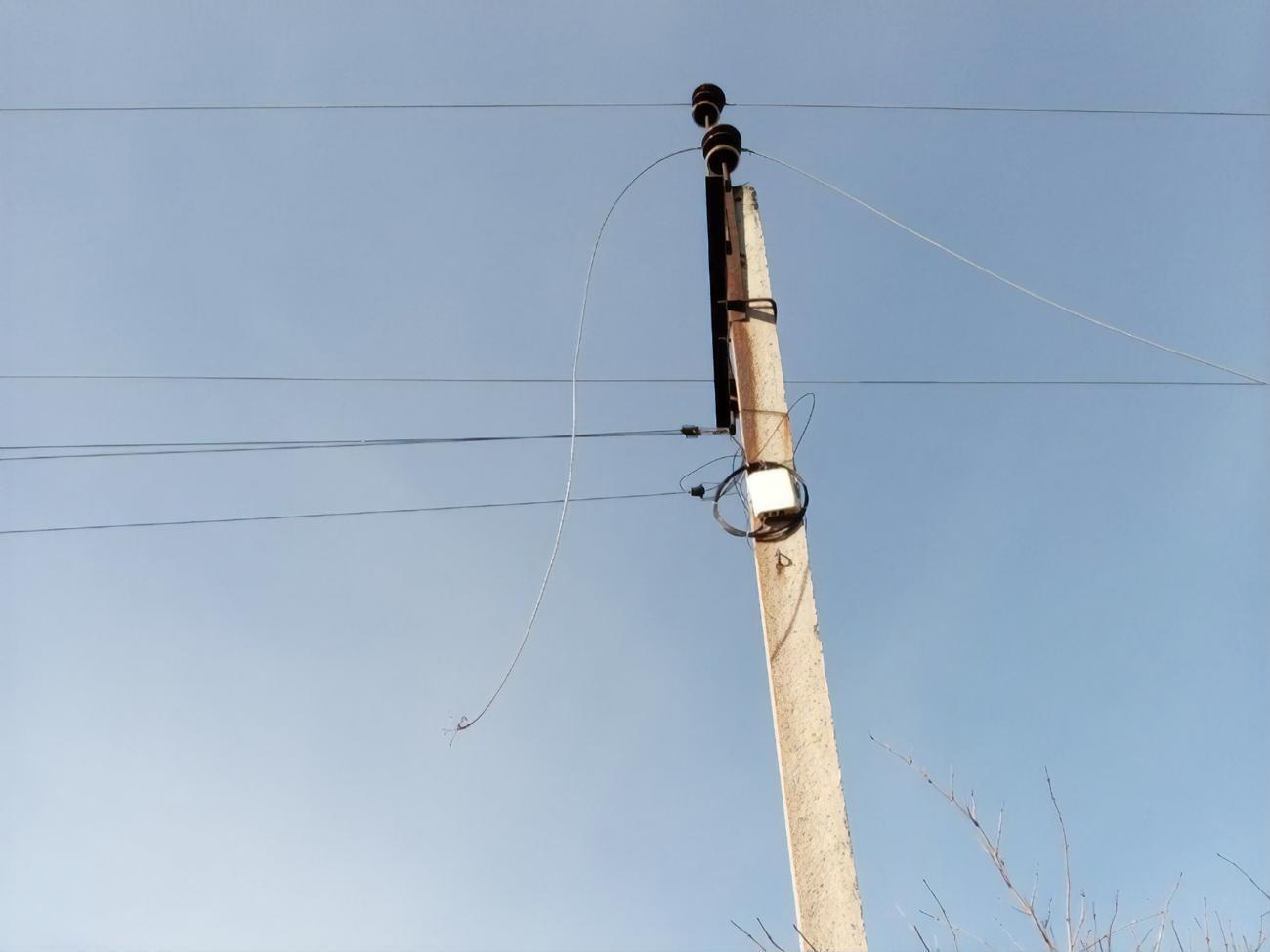 Енергетики відновлюють пошкоджені внаслідок обстрілів мережі