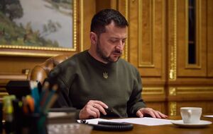 В ОП отметили, что Зеленский (на фото) общался с Макроном более часа