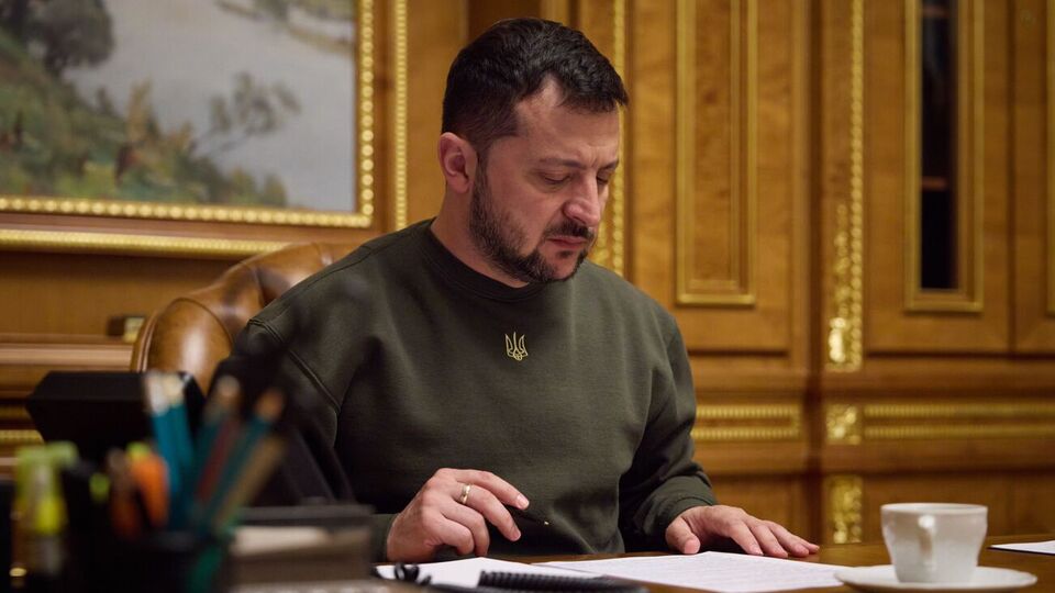 В ОП отметили, что Зеленский (на фото) общался с Макроном более часа