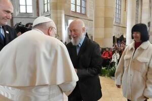 Папа римський поспілкувався з українським біженцем із Дніпра
