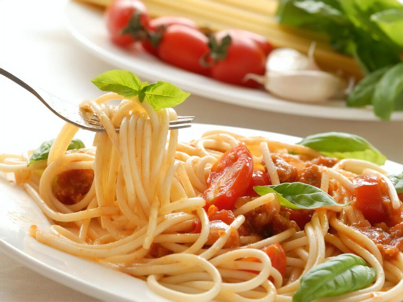 Соус для макаронів готують заздалегідь, оскільки страву подають гарячою