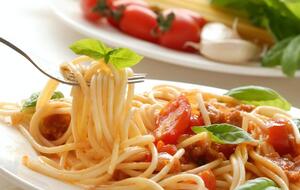 Соус для макаронів готують заздалегідь, оскільки страву подають гарячою