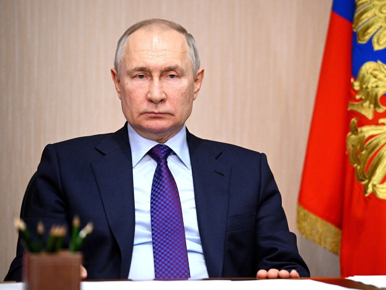 Путин не пользуется мобильной связью, рассказал сотрудник ФСО