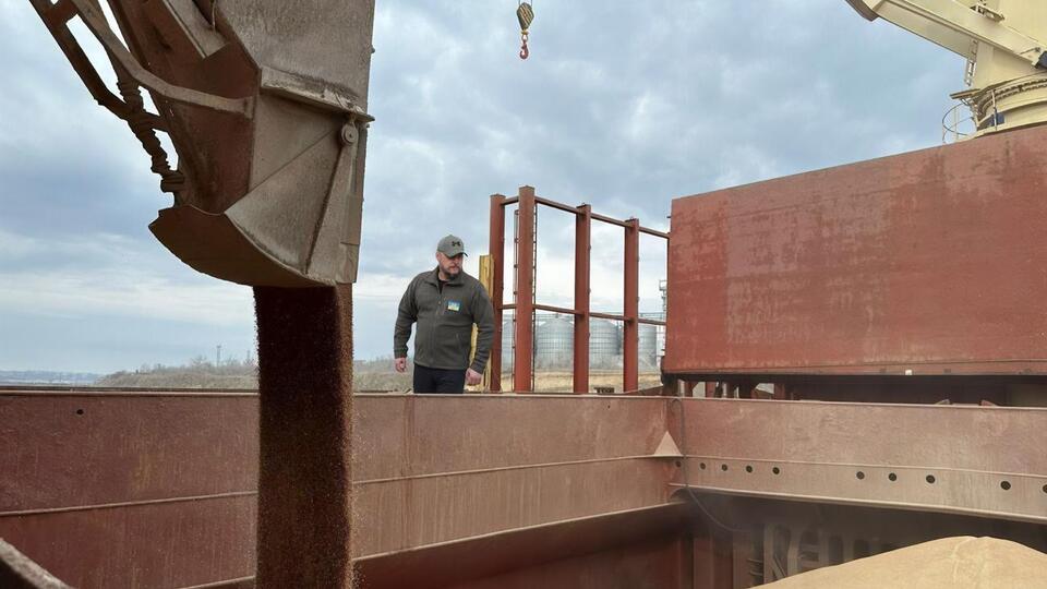 Основные порты области, которые принимают на себя нагрузку, находятся непосредственно в самой Одессе, а также в порту Пивденный и в порту Ильичевска