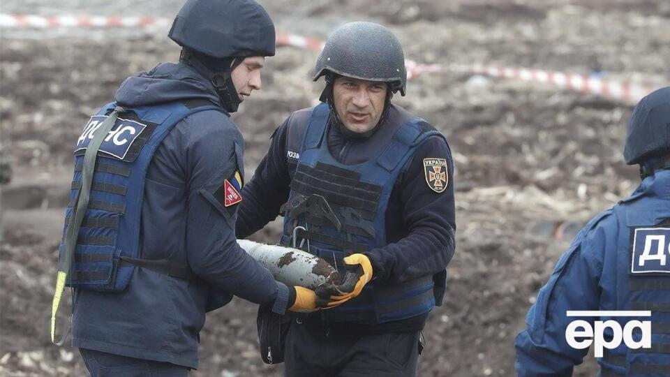По данным правительства, взрывоопасными предметами покрыто около 174 тыс. км² земли в Украине
