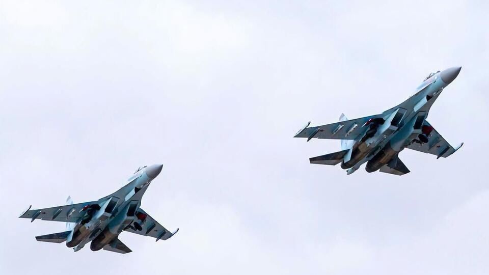 Российские Су-35 нанесли авиаудар по селу Печенюги, отметило ОК "Север"