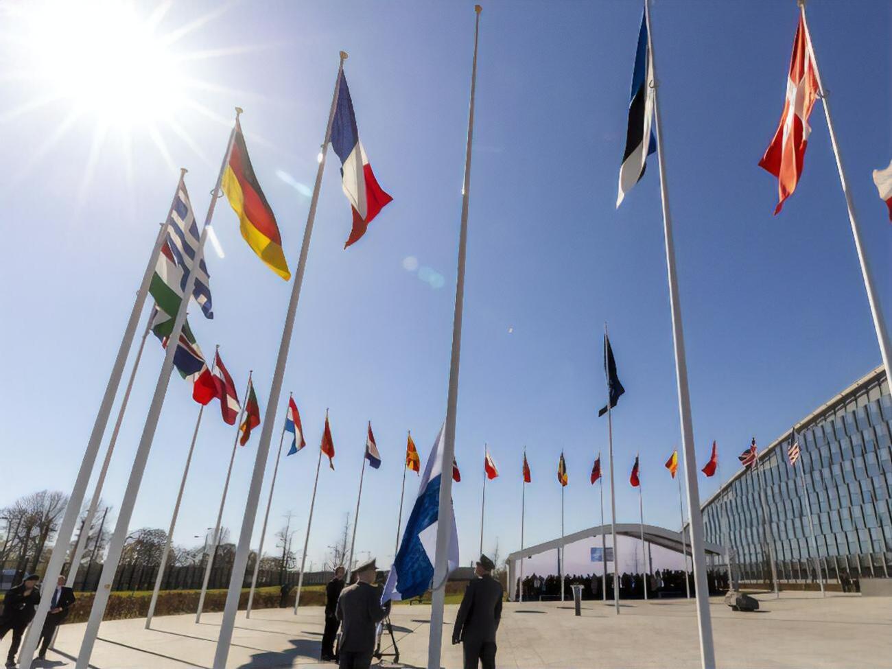 У штаб-квартиры НАТО в Брюсселе подняли флаг Финляндии