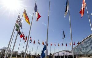У штаб-квартиры НАТО в Брюсселе подняли флаг Финляндии