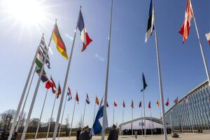 У штаб-квартиры НАТО в Брюсселе подняли флаг Финляндии