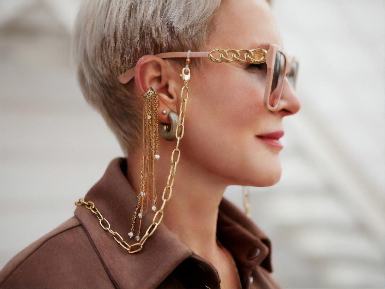 Массивные аксессуары эксперт рекомендует заменить на тонкие и элегантные украшения из золота, розового золота или серебра