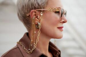 Массивные аксессуары эксперт рекомендует заменить на тонкие и элегантные украшения из золота, розового золота или серебра