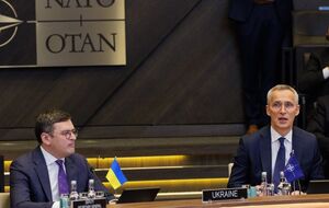 Встреча в Брюсселе – "важная веха" на пути к Вильнюсскому саммиту НАТО, отметил Столтенберг (справа)