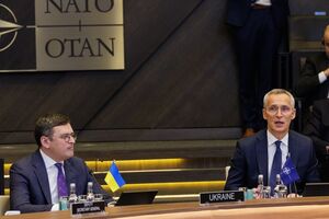 Встреча в Брюсселе – "важная веха" на пути к Вильнюсскому саммиту НАТО, отметил Столтенберг (справа)