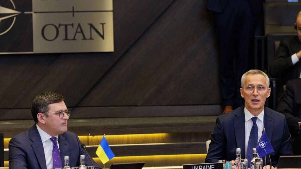 Встреча в Брюсселе – "важная веха" на пути к Вильнюсскому саммиту НАТО, отметил Столтенберг (справа)