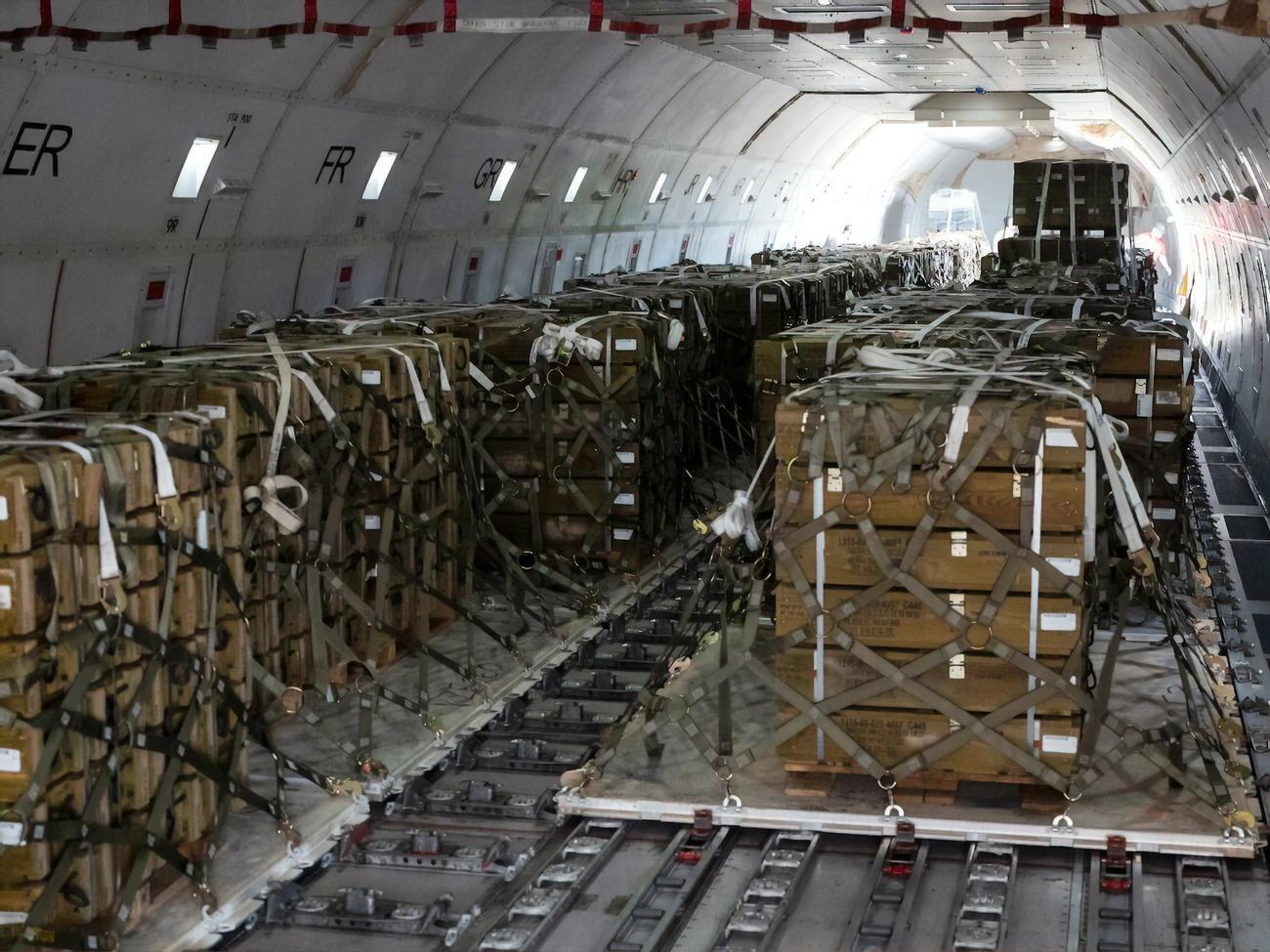 По данным СМИ, главной целью шпионов является логистическое устройство поставок западного оружия Киеву