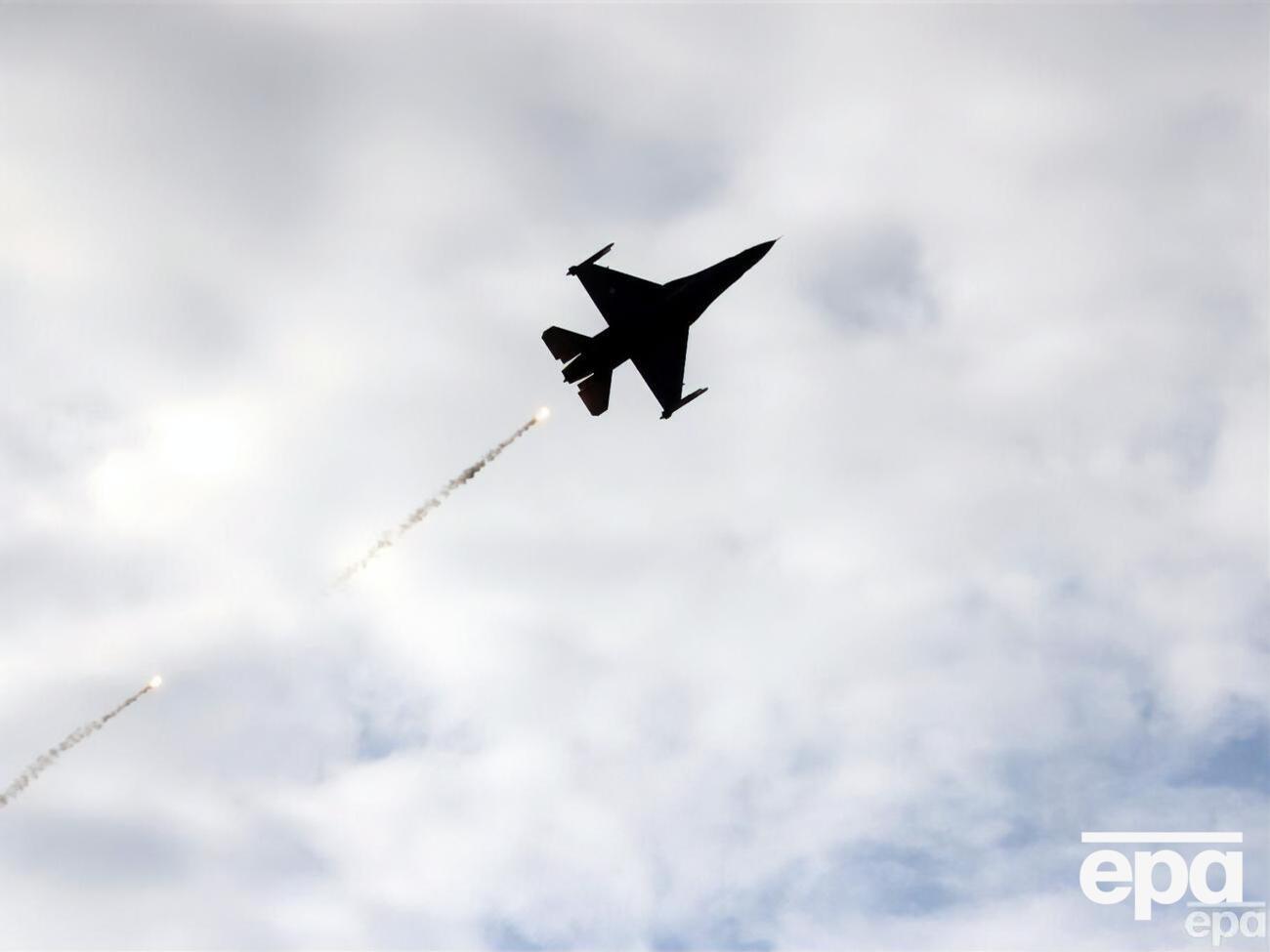 Решение о передаче Украине F-16 будет принято, однако "это займет время", отметил Кулеба