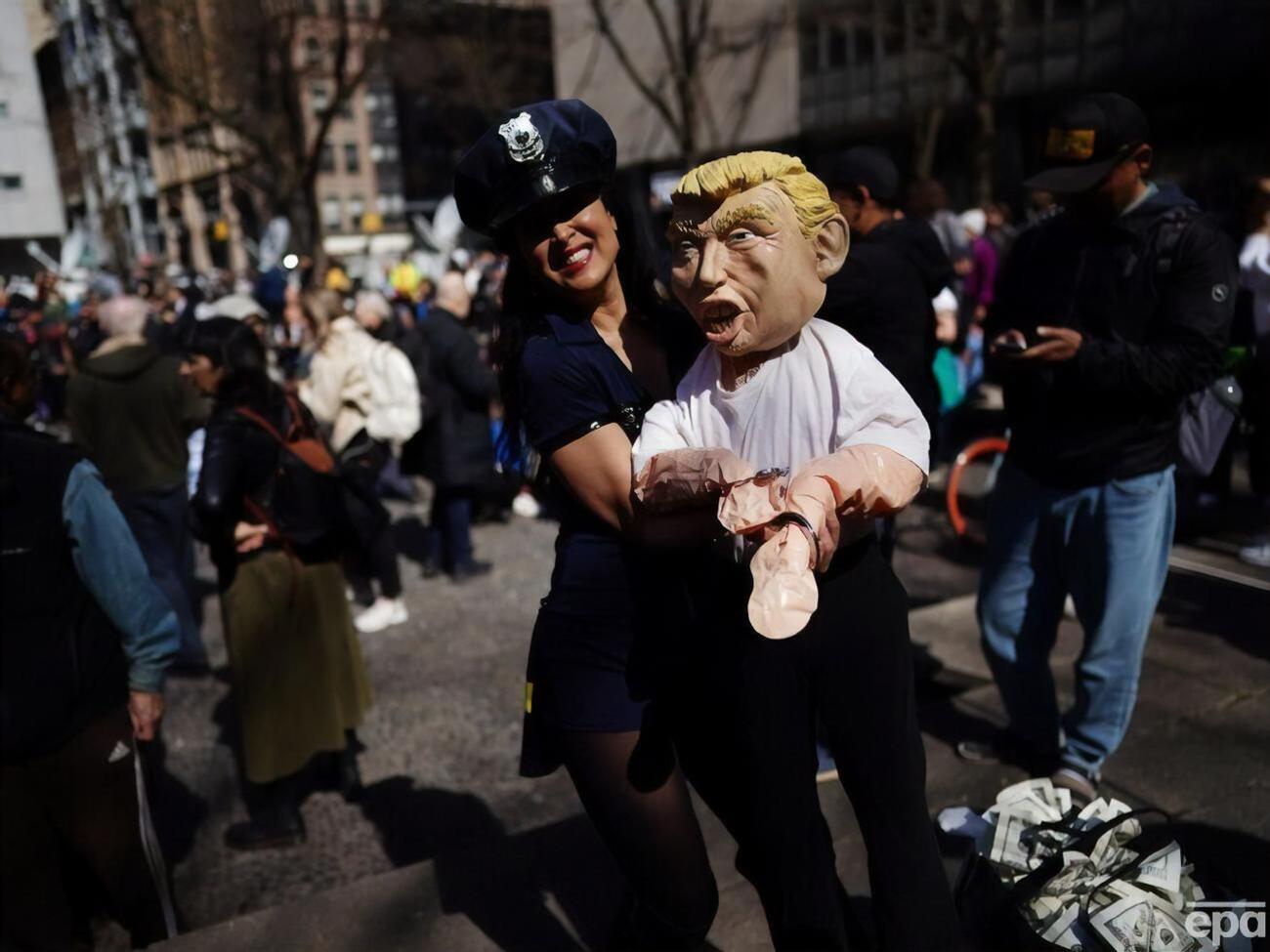 Трамп стал первым президентом США, которому предъявили уголовное обвинение. Фоторепортаж