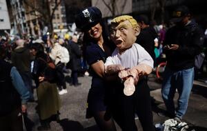 Трамп стал первым президентом США, которому предъявили уголовное обвинение. Фоторепортаж