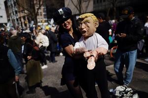 Трамп стал первым президентом США, которому предъявили уголовное обвинение. Фоторепортаж