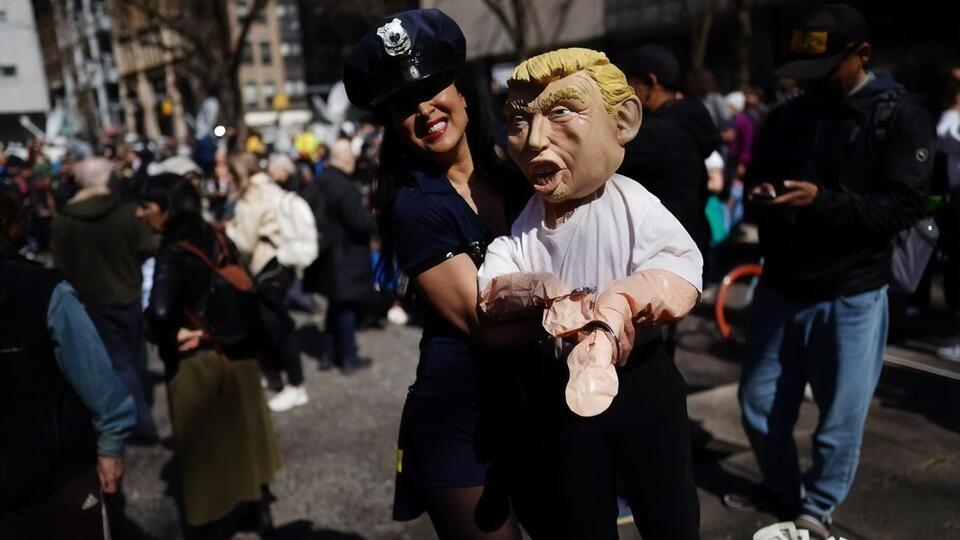 Трамп стал первым президентом США, которому предъявили уголовное обвинение. Фоторепортаж