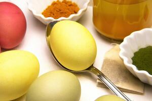 Для блеска натираем крашеные яйца подсолнечным маслом