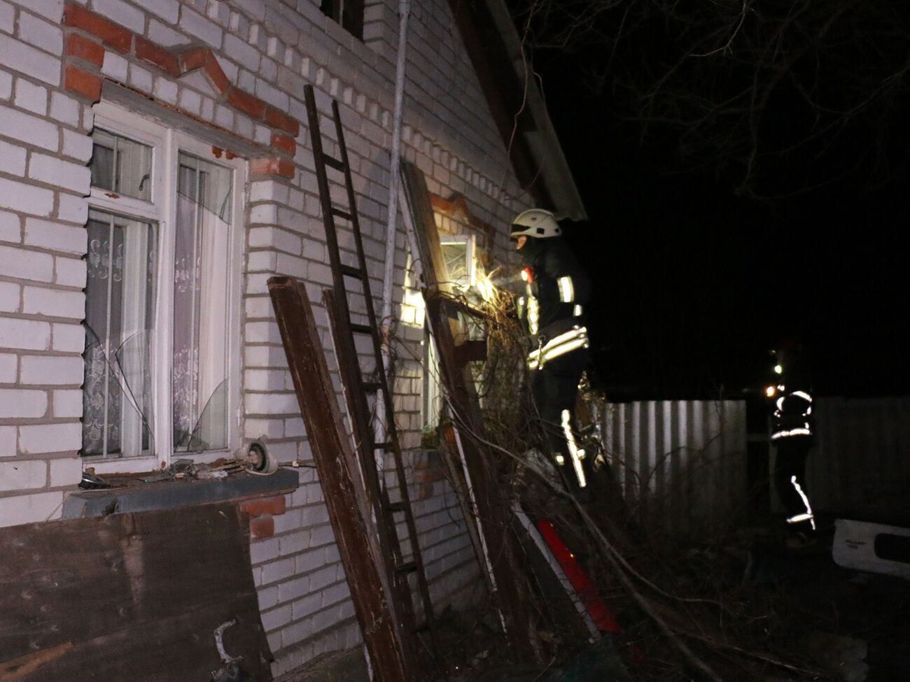 В области повреждены жилые дома, хозпостройки и частный транспорт