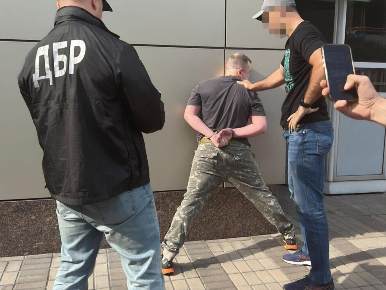 За даними слідства, Кулініч (у центрі) дезінформував керівництво СБУ щодо планів РФ, лобіював призначення Наумова, зливав інформацію ФСБ. Щоб його викрити, СБУ проникла у лави ФСБ