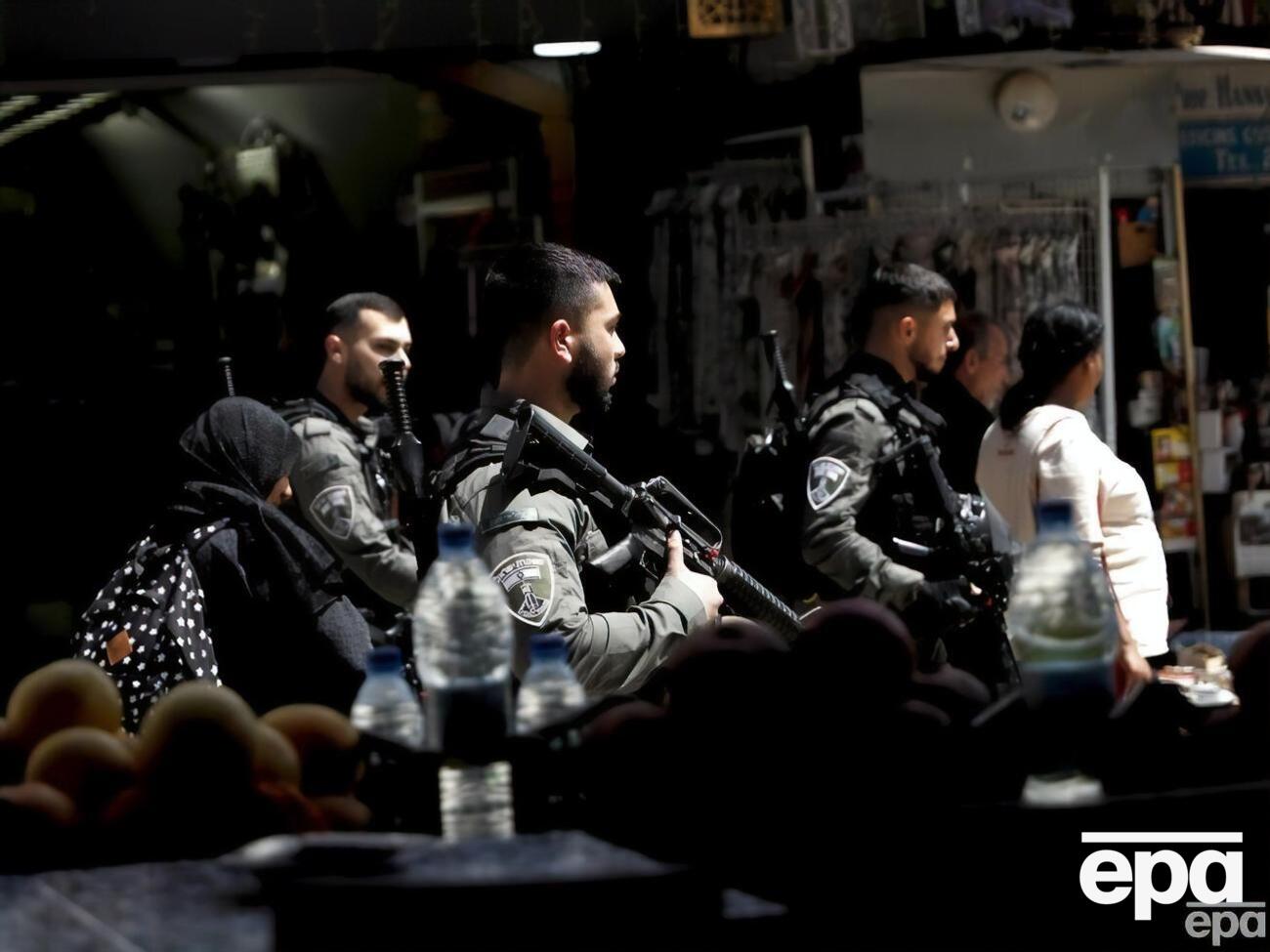 Между палестинцами и израильскими силами на Храмовой горе произошли стычки, более 350 человек задержано