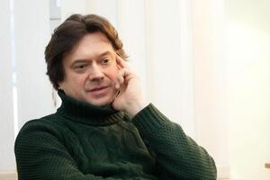 Ступка в коментарі журналістам не став ні спростовувати, ні підтверджувати інформації про аварію