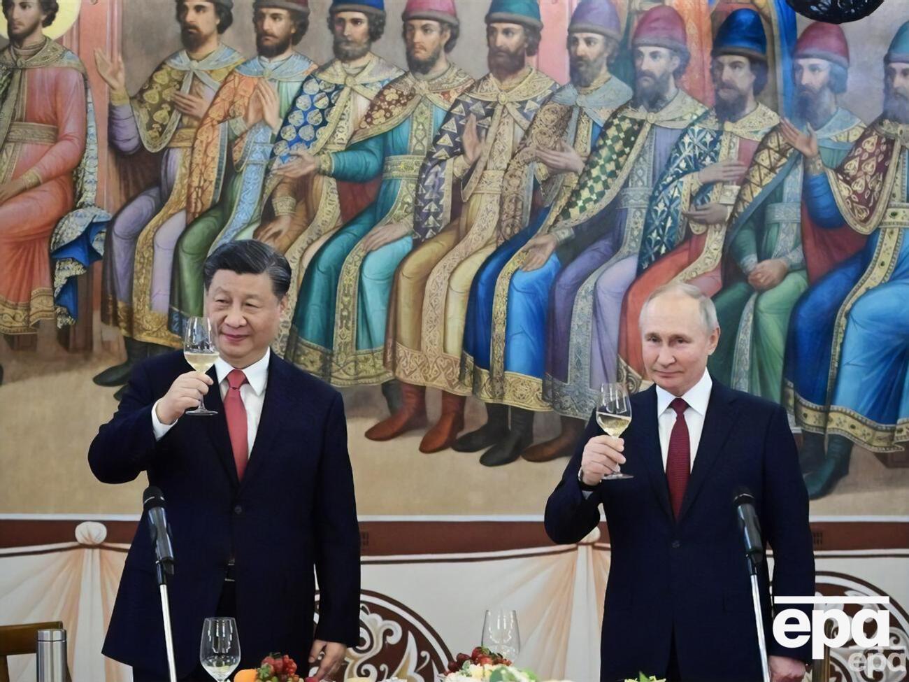 После встречи Путина и Си Цзиньпина в РФ озвучили формулировку о "безграничной дружбе" России и КНР. В китайском МИД уточнили, что это лишь риторическая фигура