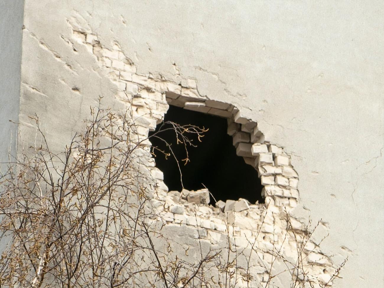 В результате обстрела оккупантами повреждена одна из стен здания на территории коммунального предприятия Херсона, отметили в ОВА