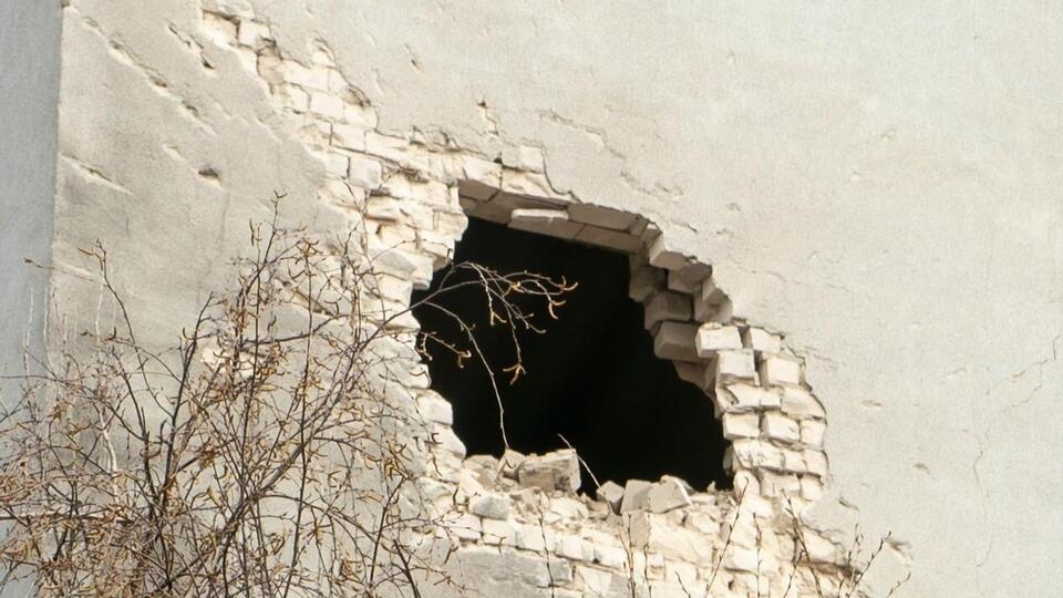 Унаслідок обстрілу окупантами пошкоджено одну зі стін будівлі на території комунального підприємства Херсона, зазначили в ОВА