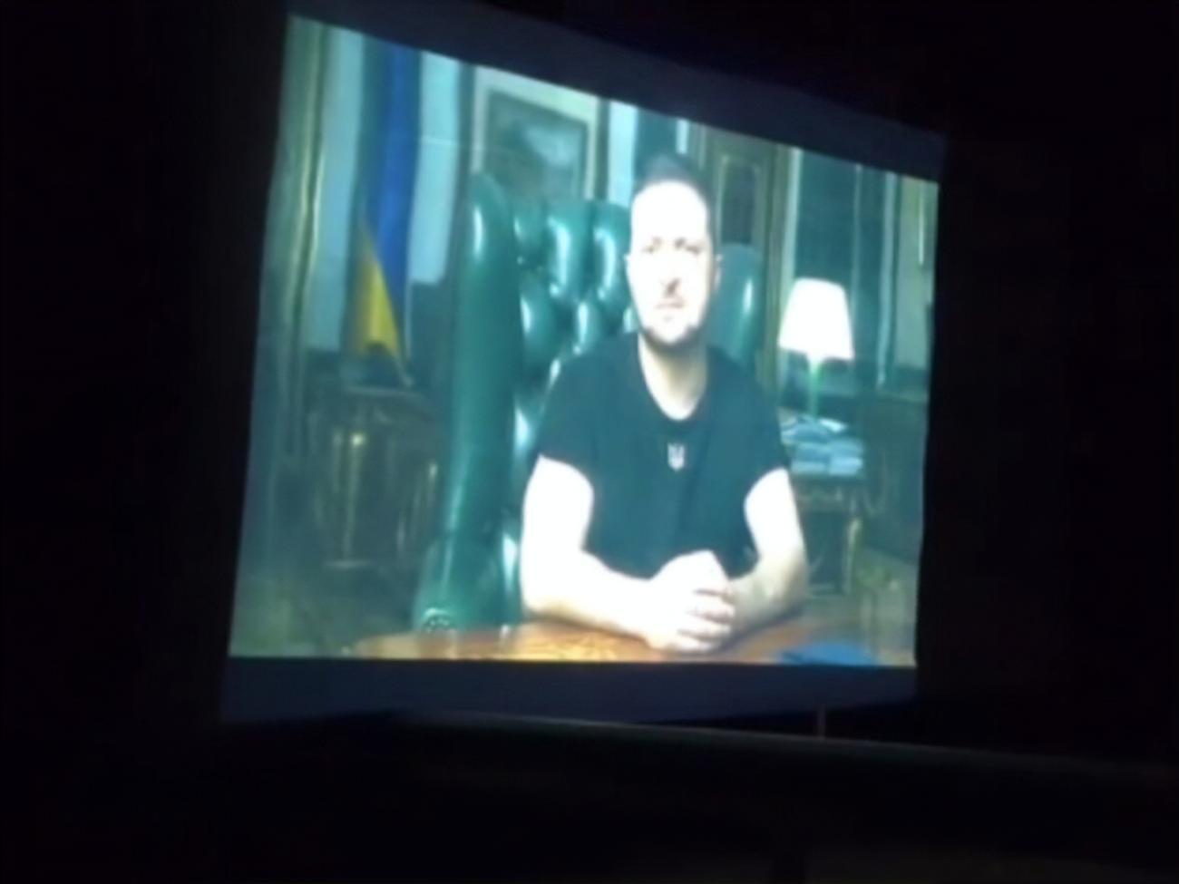 На проєкторі, зокрема, показують звернення Зеленського