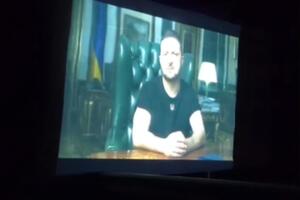 На проєкторі, зокрема, показують звернення Зеленського