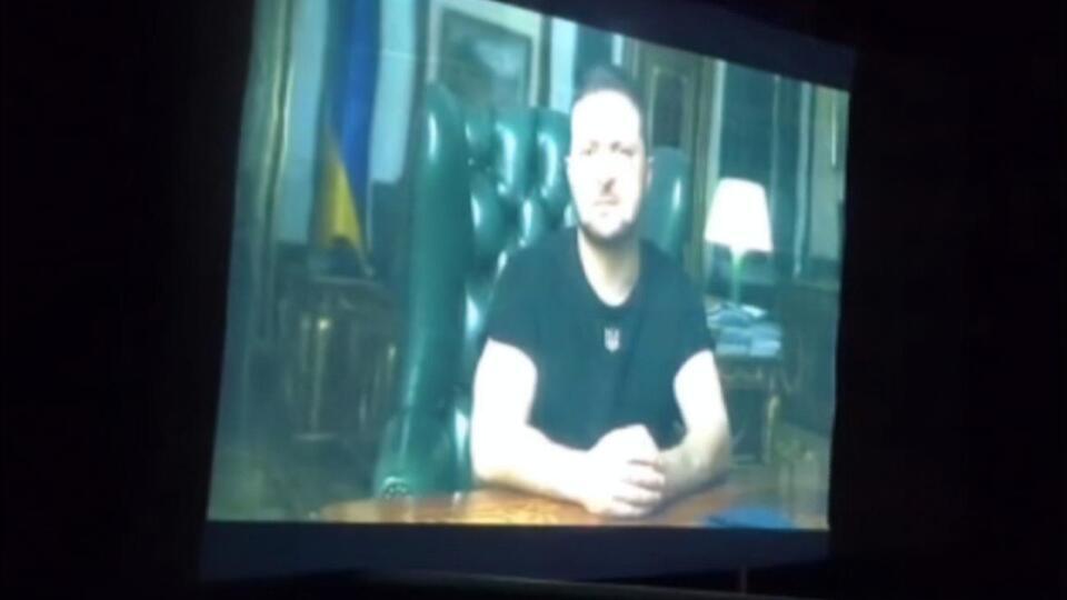 На проєкторі, зокрема, показують звернення Зеленського