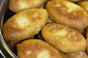 Нельзя разогревать масло на большом огне, а потом его убавлять для жарки, так как в таком случае пироги могут плохо прожариться