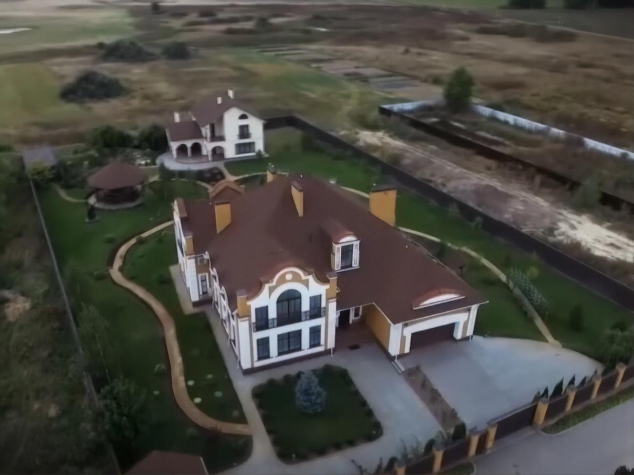 Журналисты говорят, что Павлу принадлежит участок с основным и гостевым домами, помещением для охраны и беседкой