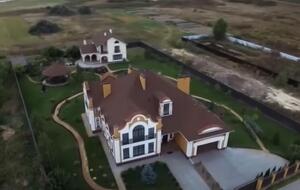 Журналисты говорят, что Павлу принадлежит участок с основным и гостевым домами, помещением для охраны и беседкой