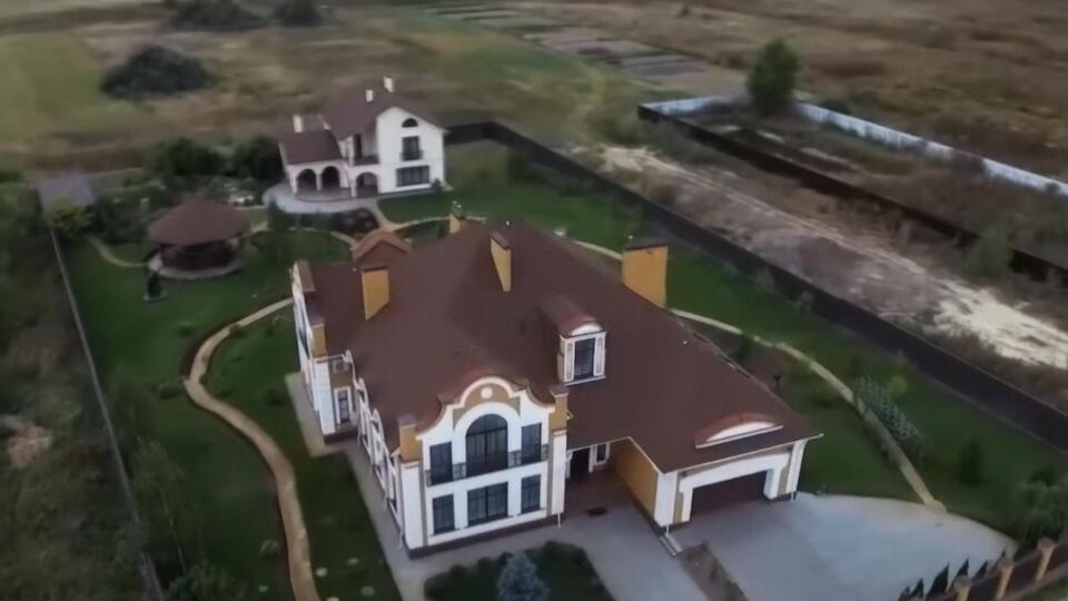 Журналісти кажуть, що Павлу належить ділянка з основним і гостьовим будинком, приміщенням охорони й альтанкою