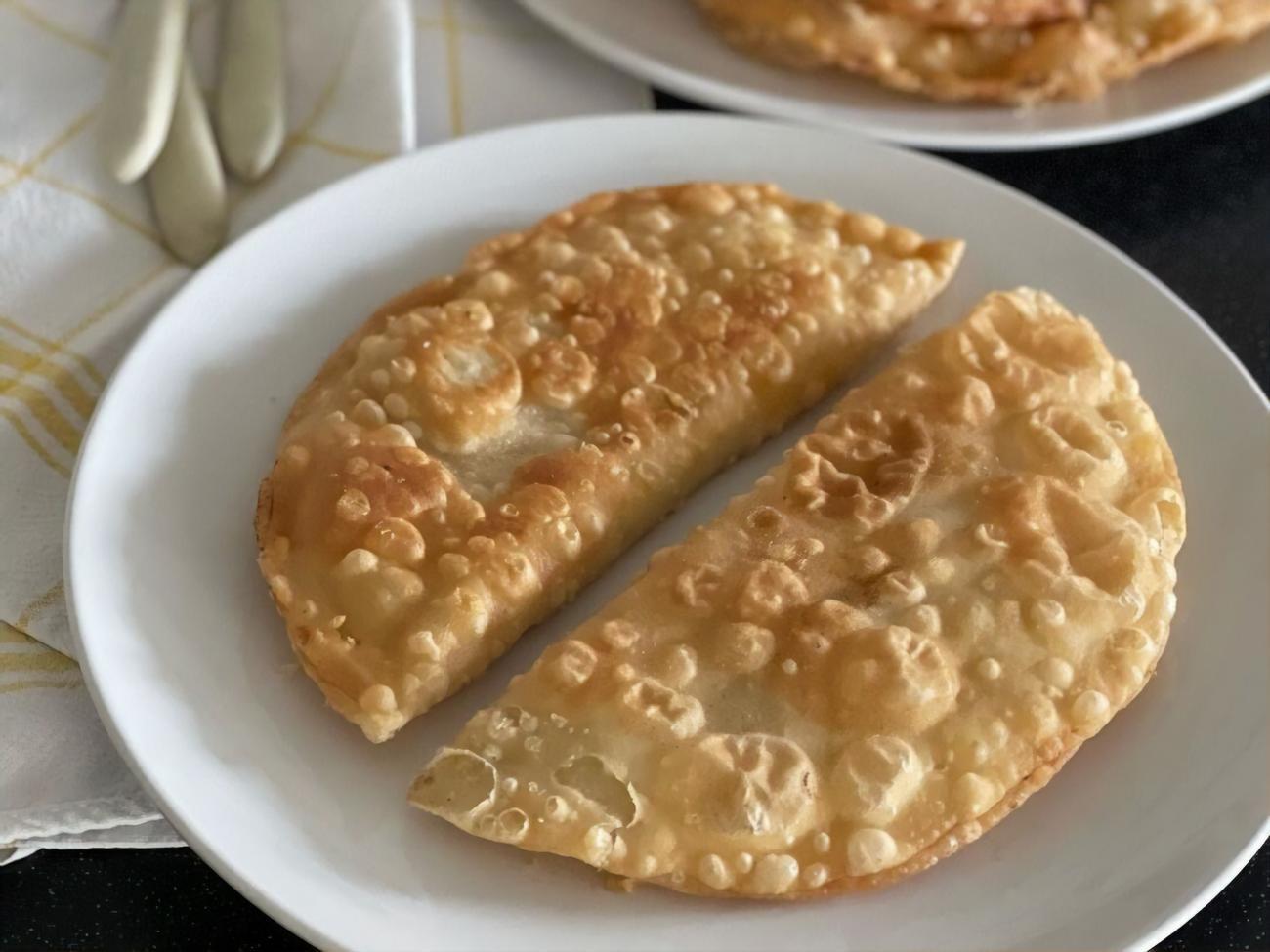 Жарить чебуреки необходимо на хорошо разогретом подсолнечном масле на среднем огне с двух сторон до румяной корочки