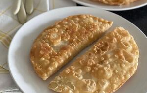 Жарить чебуреки необходимо на хорошо разогретом подсолнечном масле на среднем огне с двух сторон до румяной корочки