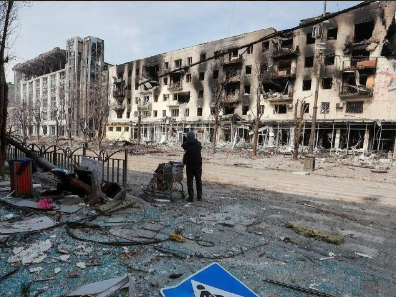 Мариуполь наполняется людьми с российским гражданством за счет переселения их из РФ, отметил Андрющенко