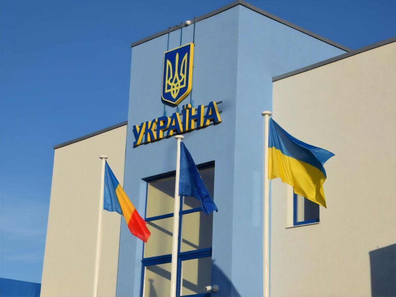 Дорожная полиция Румынии запретила проезд всех транспортных средств от трех пунктов пропуска из Украины в направлении городов Сирет и Сучава в связи со снежными заносами, отметили в ГПСУ