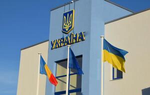 Дорожная полиция Румынии запретила проезд всех транспортных средств от трех пунктов пропуска из Украины в направлении городов Сирет и Сучава в связи со снежными заносами, отметили в ГПСУ