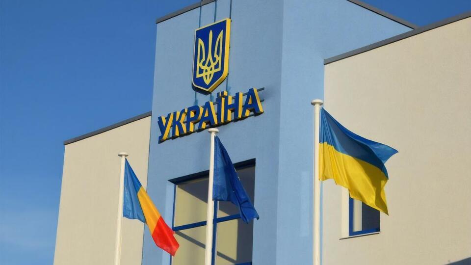 Дорожная полиция Румынии запретила проезд всех транспортных средств от трех пунктов пропуска из Украины в направлении городов Сирет и Сучава в связи со снежными заносами, отметили в ГПСУ