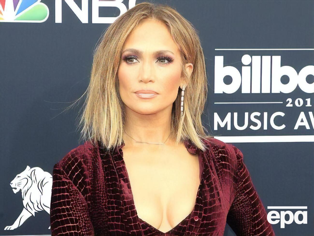 Лопес демонстрирует стрижку боб