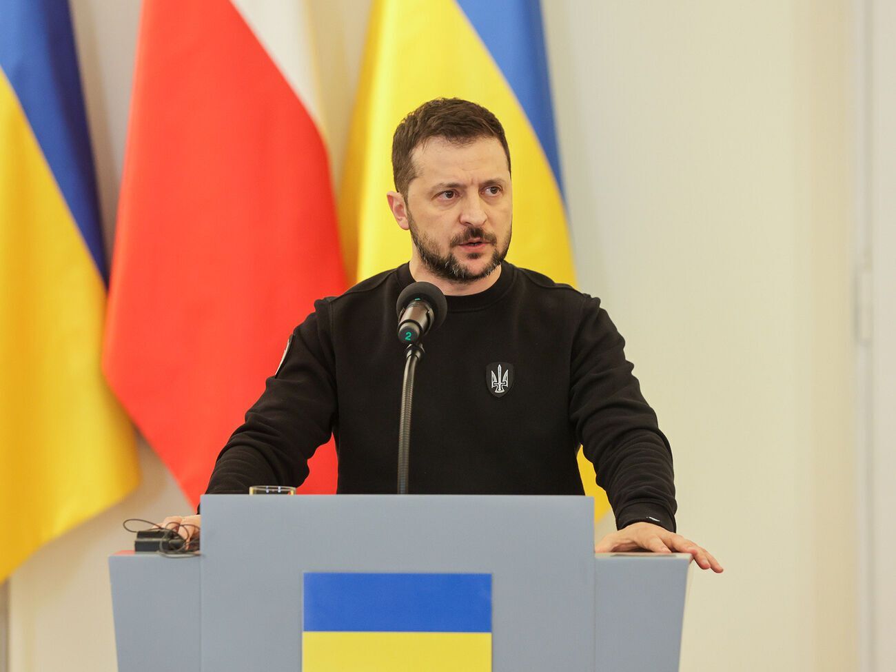 Оборона і захист людей, підтримка стійкості країни, насамперед воїнів &ndash; "питання номер один" на всіх переговорах і зустрічах, зазначив Зеленський