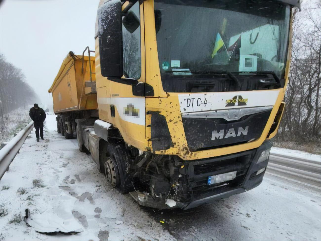 На трасі зіткнулися вантажівка, мікроавтобус і легковий автомобіль