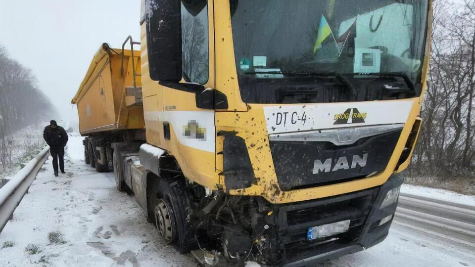 На трасі зіткнулися вантажівка, мікроавтобус і легковий автомобіль