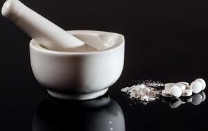 Таблетку предварительно нужно растолочь